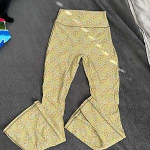 BuffBunny Foxy Flare Floral Leggings *NWOT*